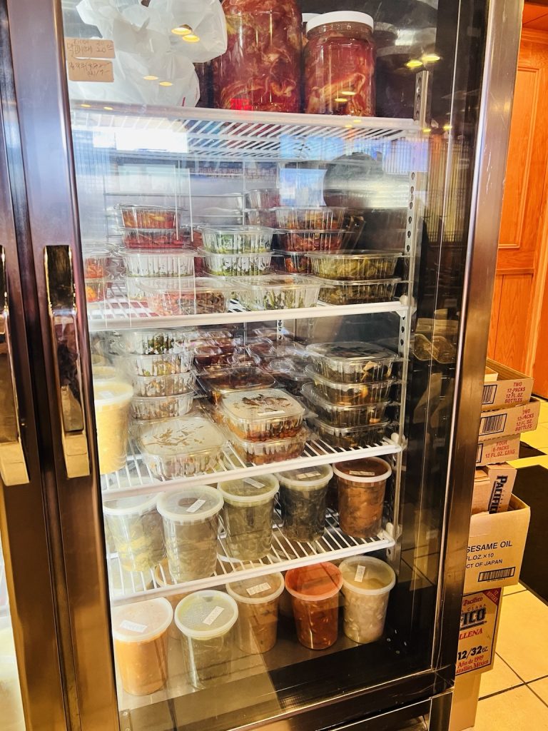맛있는 밥상 냉장 진열대의 한식 반찬